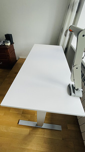Kõrguselt reguleeritav kirjutus-/kontorilaud (3 foto / 3)