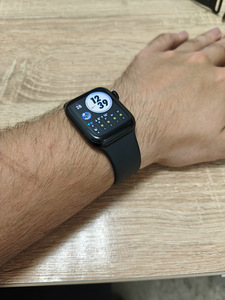 Apple Watch SE (2022) 40 мм GPS + LTE (2 фото из 5)