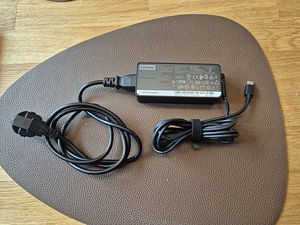 Lenovo 65W USB-C зарядное устройство / адаптер (1 фото из 4)