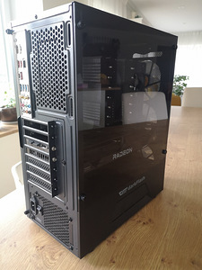 King of The Hill Gaming PC (10 foto / 10)