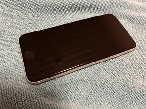 iPhone SE 2022 (6 foto / 8)