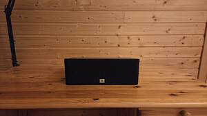 Центральная колонка JBL (2 фото из 3)