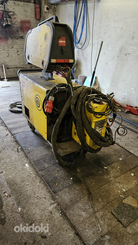 Poolautomaatne keevitusaparaat
