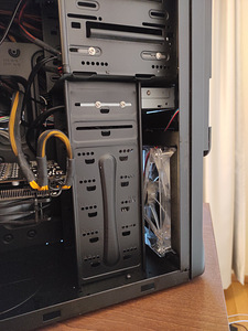 Gamer PC i5 4690k , GTX 1070 8GB , 16GB DDR3 , 240GB SSD (6 foto / 6)