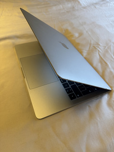 MacBook Pro 13" 2018 4 thunderbolt (2 foto / 5)