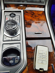 Jaguar XF R-Design (8 foto / 13)