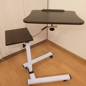 Ergonoomiline ratastega sülearvuti laud koos hiirealusega (6 foto / 6)