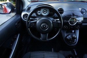 Mazda 2 (7 foto / 12)
