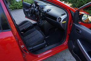 Mazda 2 (9 foto / 12)