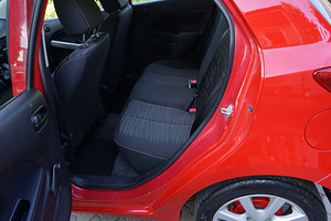Mazda 2 (10 foto / 12)