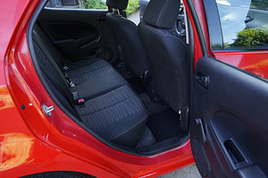 Mazda 2 (11 foto / 12)