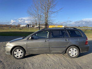 Toyota Corolla 2002 (3 фото из 11)
