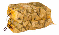Сухие дрова в сетках для камина