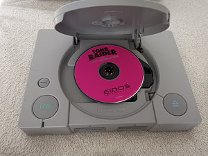 PlayStation 1, 2 pulti ja 1 mäng (3 foto / 3)