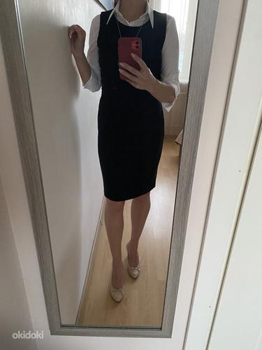 Стильное женское офисное платье без рукавов (фото #2)