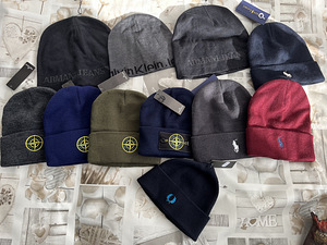 Распродажа шапок Armani (2 фото из 4)