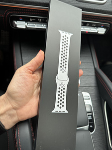 Apple watch 44mm pure platinum/ black Nike sport band (1 foto / 3)