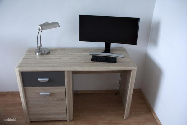 Стильный компьютерный стол в идеальном состоянии (фото #2)