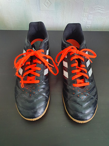 Adidas saalijalanõud - Suurus 44 (2 foto / 3)