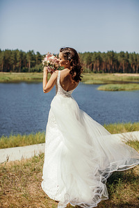 Свадебное платье (3 фото из 3)