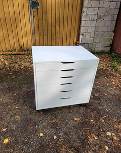 IKEA Alex ratastel sahtlitega riiul (1 foto / 3)
