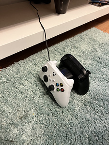 Xbox x + 2 kontrolleri + HyperX Charging Station (3 foto / 7)