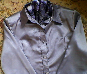 Новая атласная блуза р.48 +шейный платок
