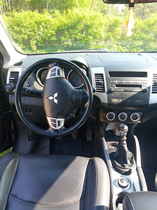 Mitsubishi Outlander (1 foto / 4)