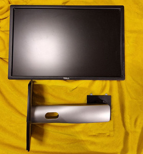 DELL 24" UltraSharp U2412M (1 foto / 3)
