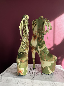 Hella Heels striptiisikingad (1 foto / 3)