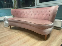 Розовый старинный диван