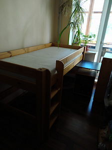 Детская кровать с письменным столом (2 фото из 5)