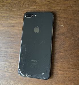 iPhone 8 плюс 64 ГБ (2 фото из 2)