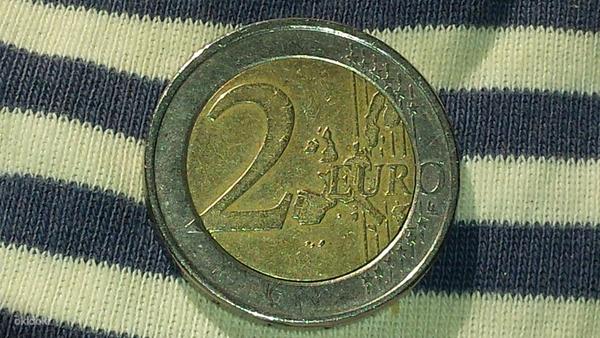 Монета номиналом 2 евро с дефектом (фото #2)