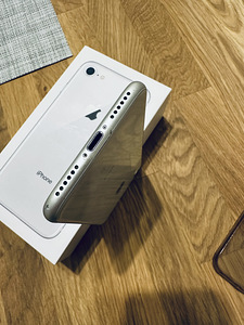 iPhone 8, серебристый/белый, 64 ГБ (8 фото из 9)