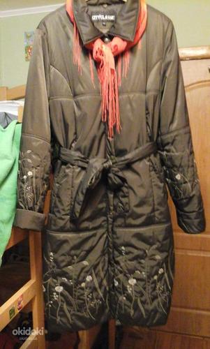 Демисезонное болоньевое пальто с красивой вышивкой (фото #1)