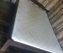 Müüa täispuidust voodi 140x200 koos madratsiga