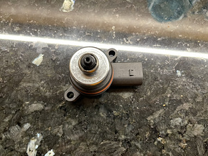 Õhkvedrustuse kompressori solenoidklapp BMW 37206789450 (4 foto / 5)