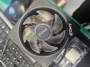 Ryzen 7 3700X, кулер Wraith Prism.