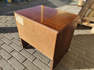 Läikiv lamineeritud esipaneeliga, puidust öökapp (3 foto / 4)