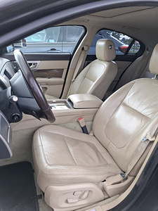 Jaguar XF (10 фото из 10)