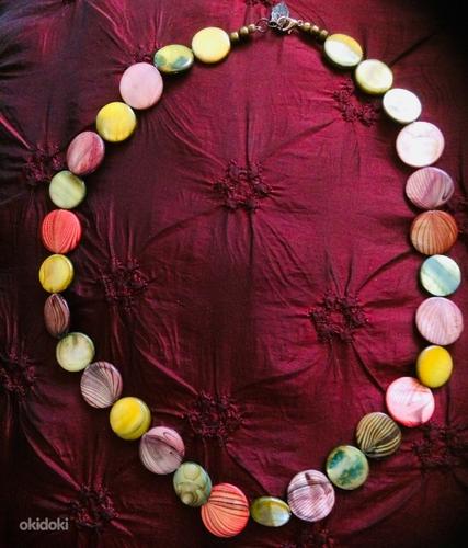 Красивое украшение из шлифованных ракушек (фото #1)