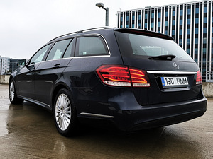 Mercedes-Benz E350 4MATIC Bang&Olufsen (5 foto / 14)