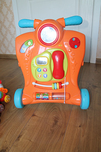 Ходунки и игрушки (5 фото из 7)