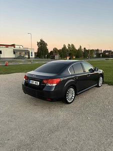 Subaru Legacy (5 фото из 8)