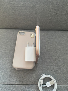 iPhone 8 64GB Gold (6 foto / 6)