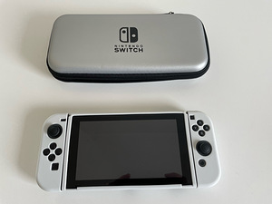 Nintendo Switch V2 + два чехла (1 фото из 3)