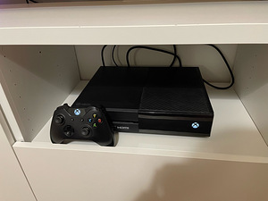 Xbox One + 1 контроллер (2 фото из 2)