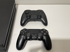 Playstation 4 Pro + 2 Controllers + 1 game (2 foto / 3)