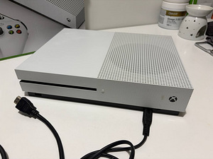 Xbox One S 1TB (2 foto / 3)